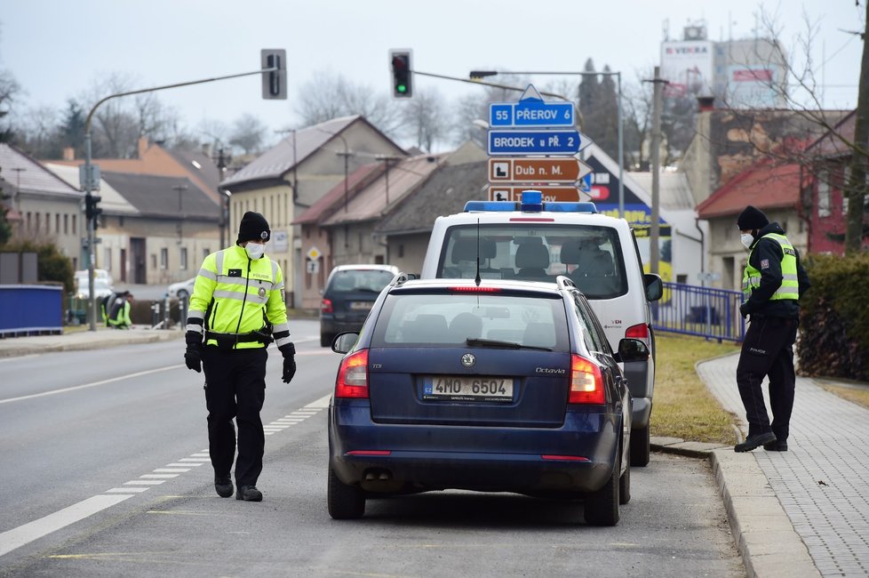Koronavirus v Česku: Policejní kontroly dodržování zákaz pohybu v obci Kokory na Přerovsku (1.3.2021)