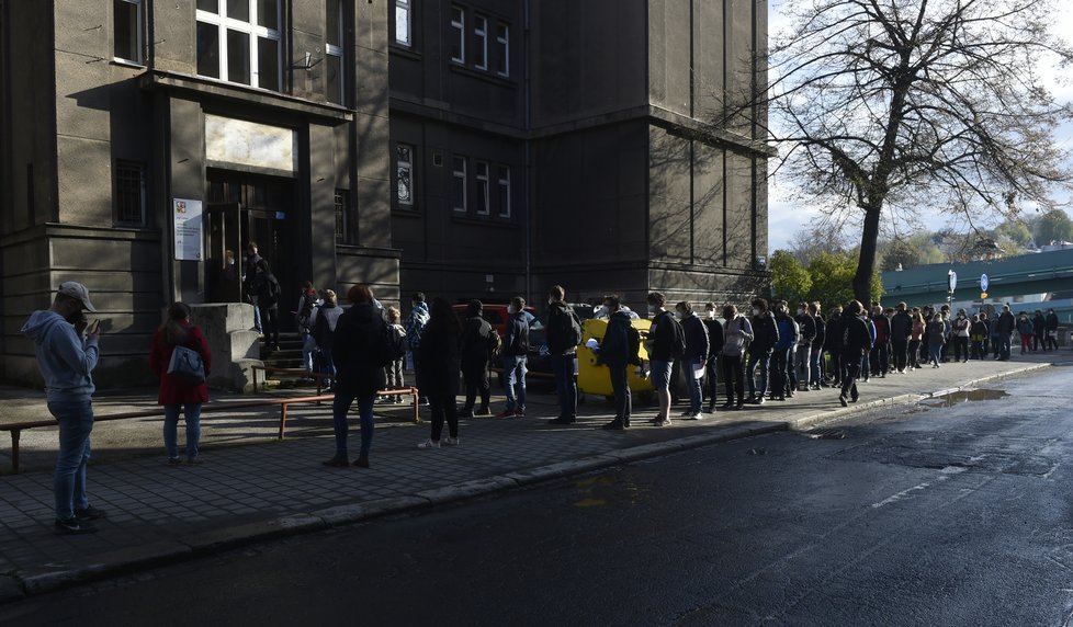 Žáci přicházejí do Střední průmyslové školy elektrotechniky a informatiky v Ostravě na první kolo přijímaček na SŠ (3.5.2021).