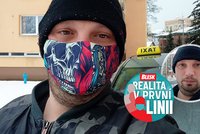 Realita v první linii: Lidé se bojí se mnou jezdit. Pracuji i 19 hodin v kuse, říká taxikář Petr