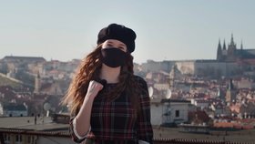Herečka Aneta Kernová v Ludwigově videu za podpory českých expertů a ministra zdravotnictví instruuje, proč nosit roušku.