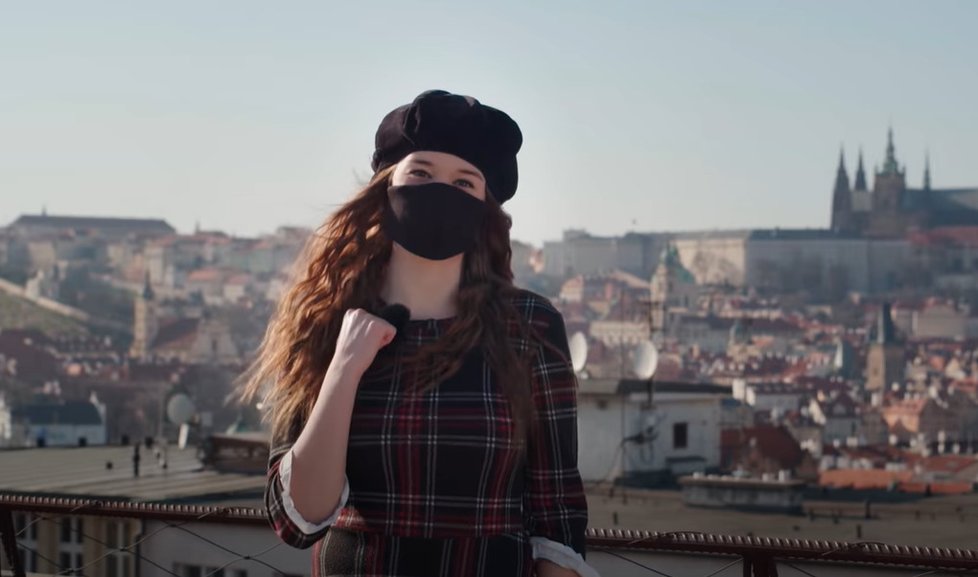 Herečka Aneta Kernová v Ludwigově videu za podpory českých expertů a ministra zdravotnictví instruuje, proč nosit roušku.