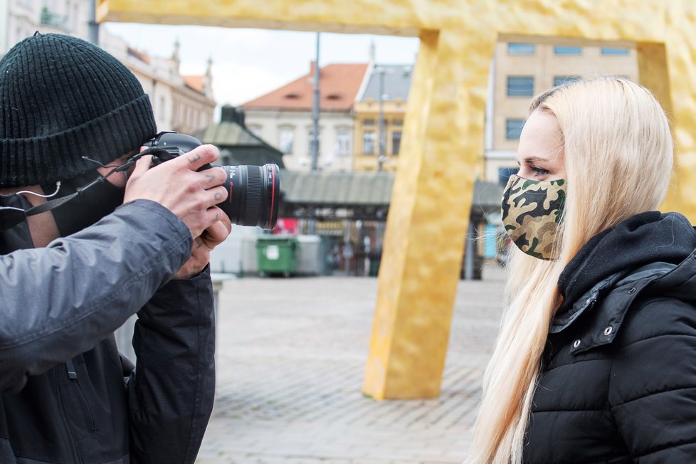 Lidé v rouškách v Plzni (24.3. 2020)