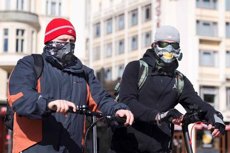 Lidé v rouškách v Plzni (24.3. 2020)