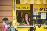 Petra Havlíčková si v centru Liberce otevřela prodejnu kávy s sebou. Do podnikání se pustila tři týdny před pandemií, po roce končí (25. 3. 2021).