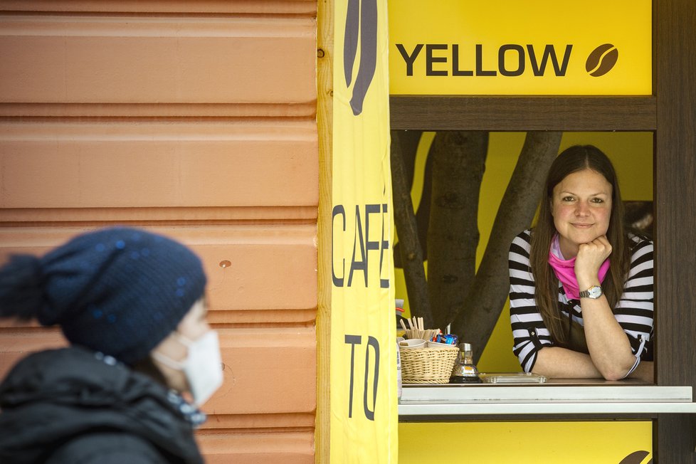 Petra Havlíčková si v centru Liberce otevřela prodejnu kávy s sebou. Do podnikání se pustila tři týdny před pandemií, po roce končí (25.3.2021)