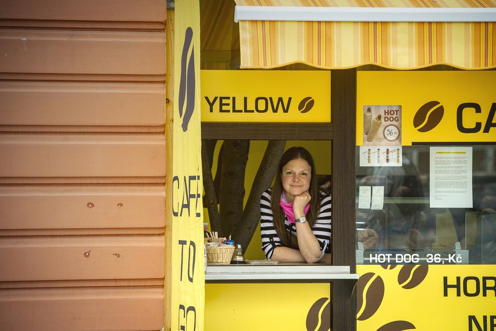 Petra Havlíčková si v centru Liberce otevřela prodejnu kávy s sebou. Do podnikání se pustila tři týdny před pandemií, po roce končí (25.3.2021)