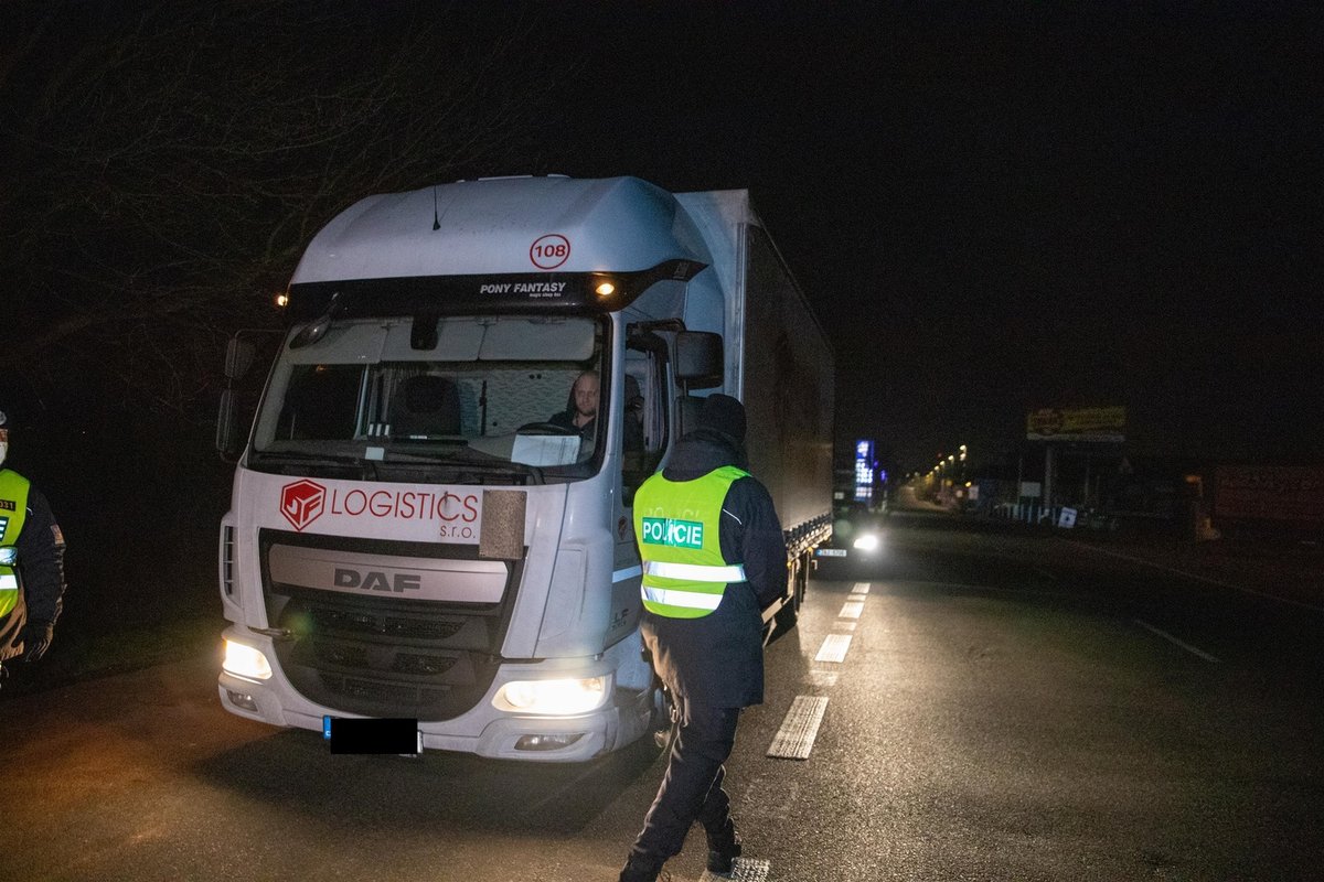 Lockdown okresů v Česku: Noční kontroly na hranicích Prahy (1.3.2021)