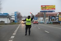Policisté uzavřeli Prahu: Kontroly jsou namátkové, cestovat se smí jen do práce, k lékaři či na úřad