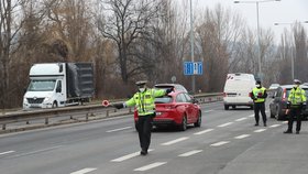 Lockdown v okresech: Policejní kontroly během prvního dne v Praze a okolí (1. 3. 2021)