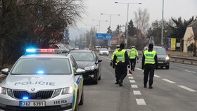 Lockdown v okresech: Policejní kontroly během prvního dne v Praze a okolí (1.3.2021).