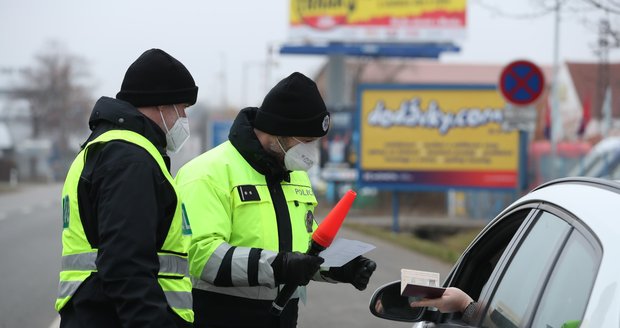 První den lockdownu v Praze: Asi desítku řidičů policisté do města nepustili, závažné prohřešky jinak neřešili