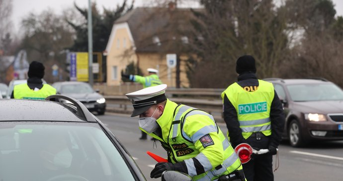 Lockdown v okresech: Policejní kontroly během prvního dne v Praze a okolí (1.3.2021)