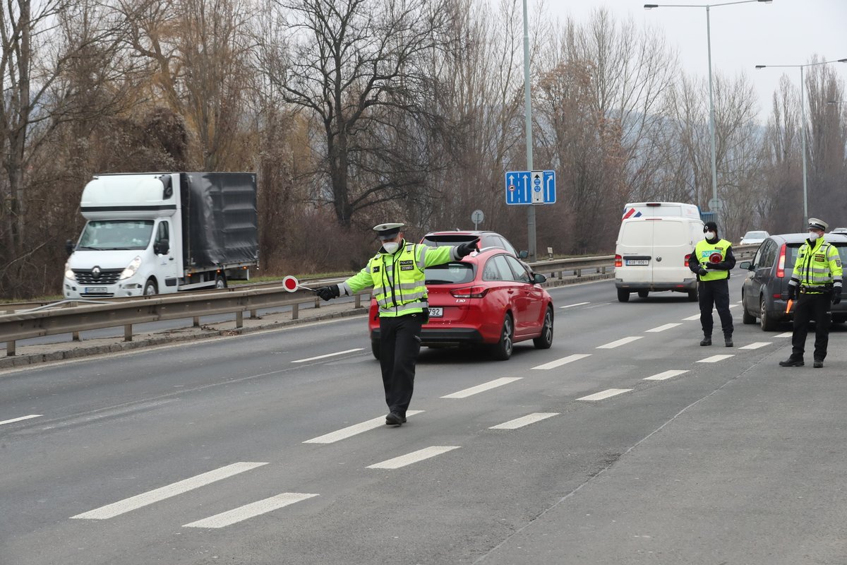 Lockdown v okresech: Policejní kontroly během prvního dne v Praze a okolí (1.3.2021)