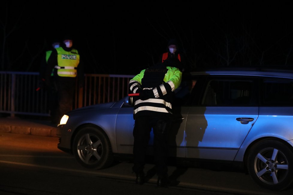 O půlnoci z 28. února na 1. března začal lockdown Čechů v okresech, policie se pustila do kontrol.