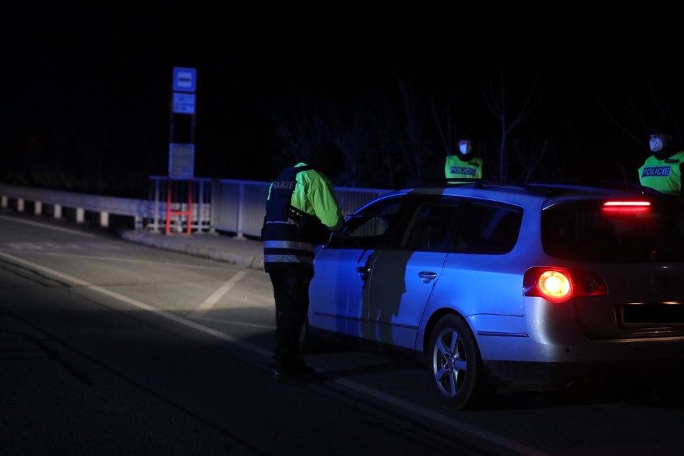 O půlnoci z 28. února na 1. března začal lockdown Čechů v okresech, policie se pustila do kontrol.