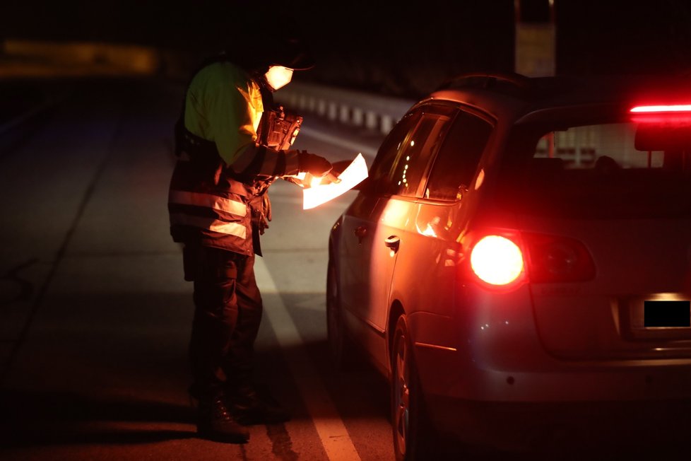 O půlnoci z 28. února na 1. března začal lockdown Čechů v okresech, policie se pustila do kontrol.