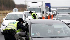 Policejní kontrola uzavřeného okresu Cheb