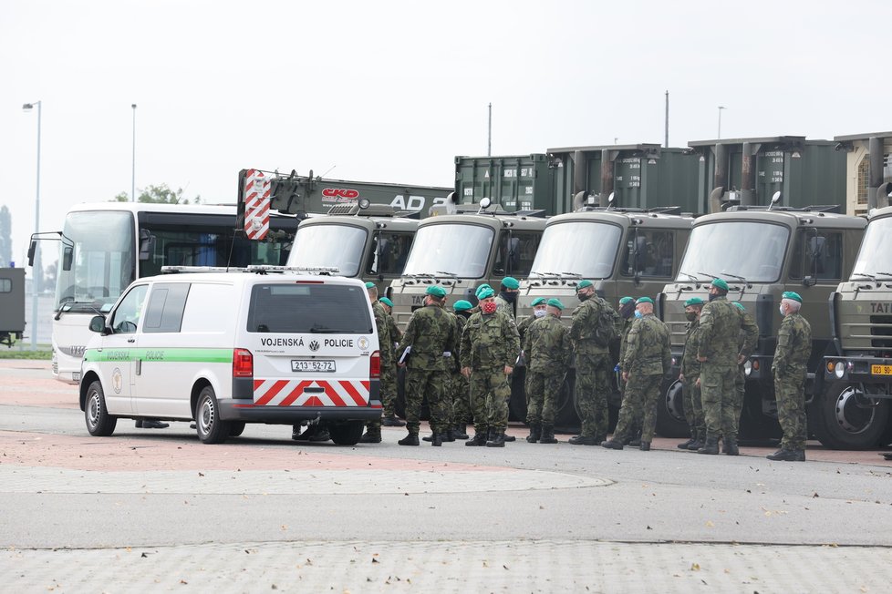 Koronavirus v Česku: Příjezd vozů na stavbu polní nemocnice v areálu PVA Expo Letňany.