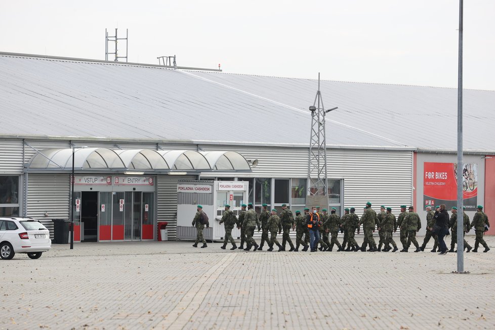 Koronavirus v Česku: Příjezd vozů na stavbu polní nemocnice v areálu PVA Expo Letňany.