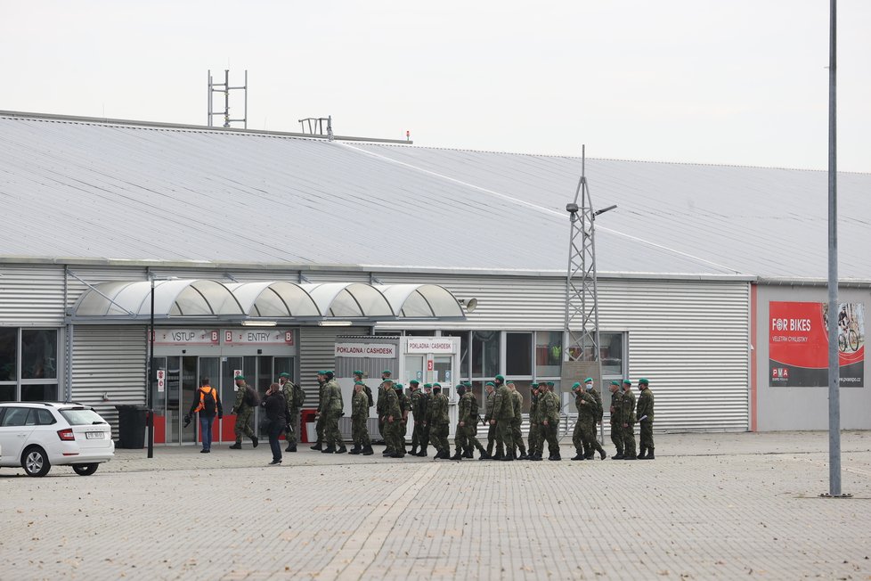 Koronavirus v Česku: Příjezd vozů na stavbu polní nemocnice v areálu PVA Expo Letňany