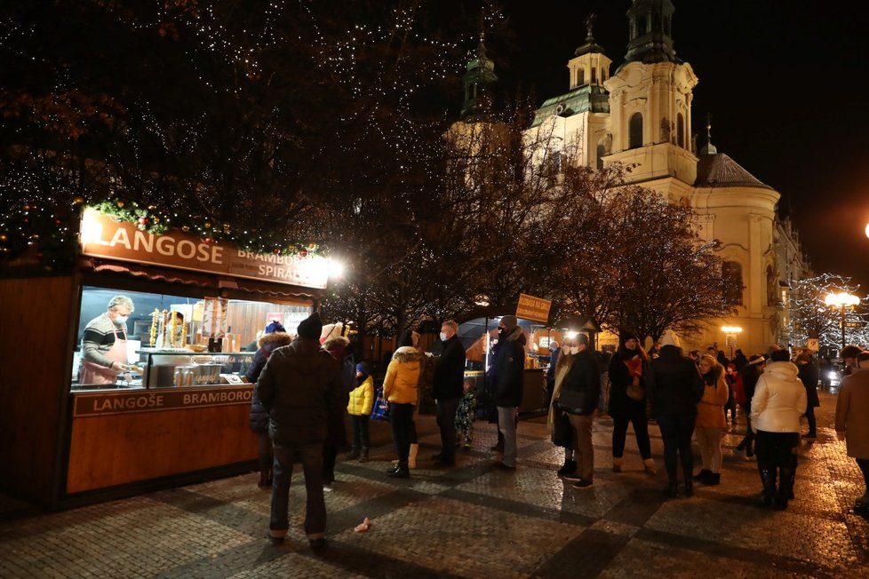 Koronavirus v Česku: Centrum Prahy bylo ve čtvrtek v den rozvolňování plné lidí (3. 12. 2020)
