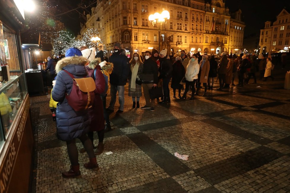 Koronavirus v Česku: Centrum Prahy bylo ve čtvrtek v den rozvolňování plné lidí (3. 12. 2020).