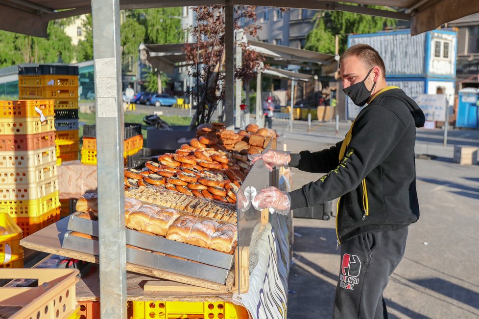 Uvolňování opatření kvůli koronaviru: Farmářské trhy mohly opět 20. dubna otevřít. Na snímku trh na Hradčanské v Praze (20. 4. 2020).