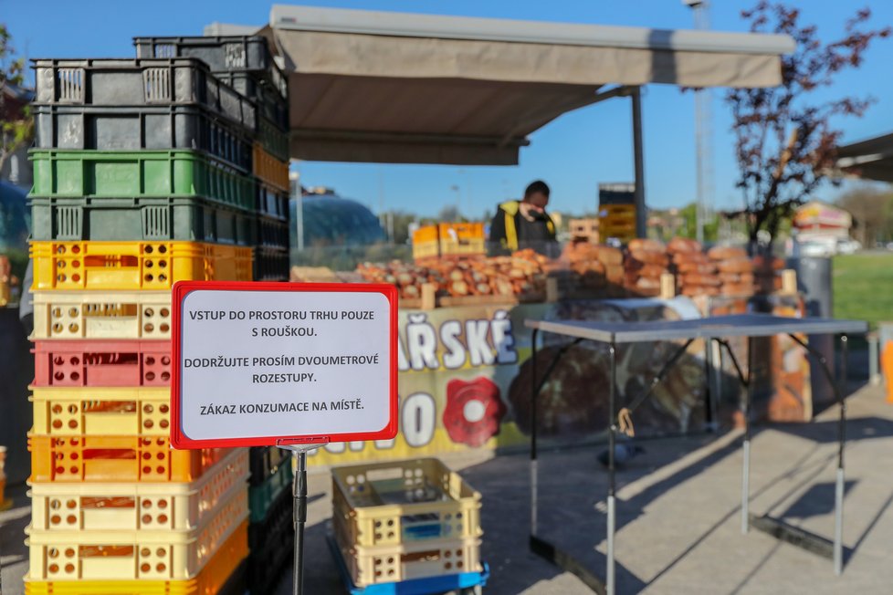 Uvolňování opatření kvůli koronaviru: Farmářské trhy mohly opět 20. dubna otevřít. Na snímku trh na Hradčanské v Praze (20. 4. 2020).