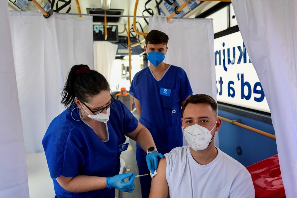 Koronavirus v ČR: Prahou bude jezdit očkovací autobus