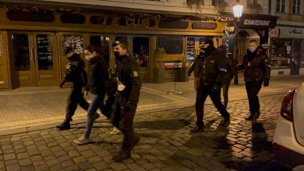 Zásah policie v centru Prahy proti další nelegální party (9. 1. 2021)