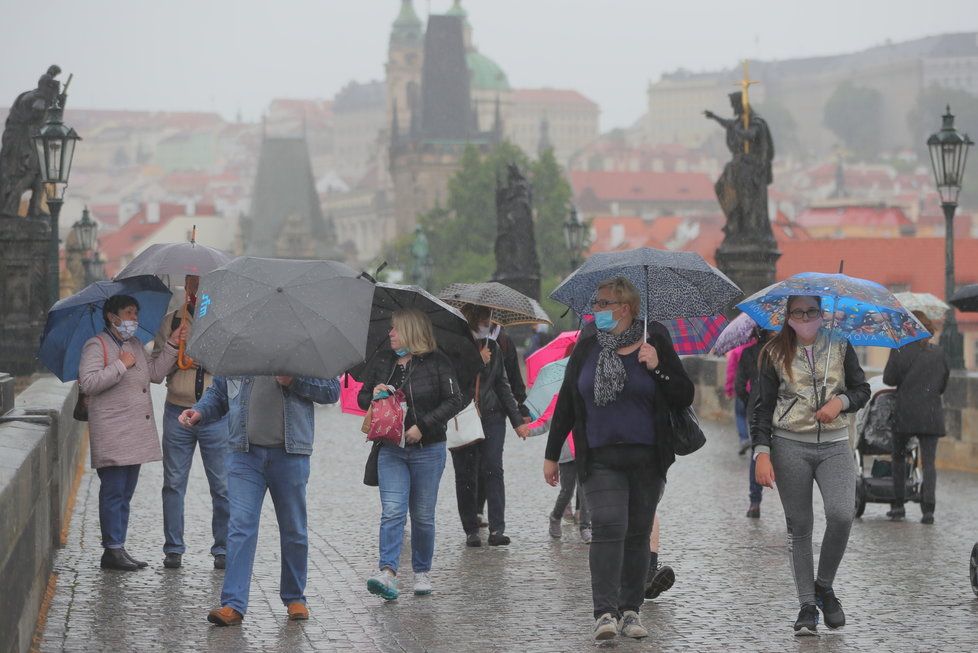 Koronavirus v Česku: Lidé v rouškách vyrazili do ulic Prahy, stihl je déšť (23. 5. 2020).