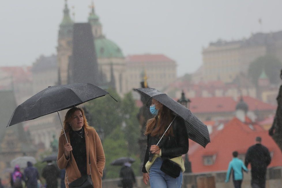 Koronavirus v Česku: Lidé v rouškách vyrazili do ulic Prahy, stihl je déšť (23.5.2020)