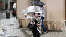 Koronavirus v Česku: Lidé v rouškách vyrazili do ulic Prahy, stihl je déšť (23.5.2020).