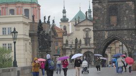 Koronavirus v Česku: Lidé v rouškách vyrazili do ulic Prahy, stihl je déšť (23.5.2020)