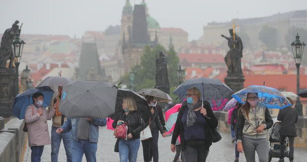 Koronavirus v Česku: Lidé v rouškách vyrazili do ulic Prahy, stihl je déšť (23.5.2020)