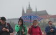 Koronavirus v Česku: Lidé v rouškách vyrazili do ulic Prahy, stihl je déšť (23.5.2020)