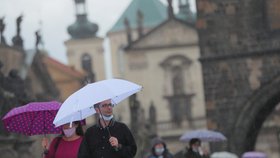 Koronavirus v Česku: Lidé v rouškách vyrazili do ulic Prahy, stihl je déšť (23. 5. 2020)