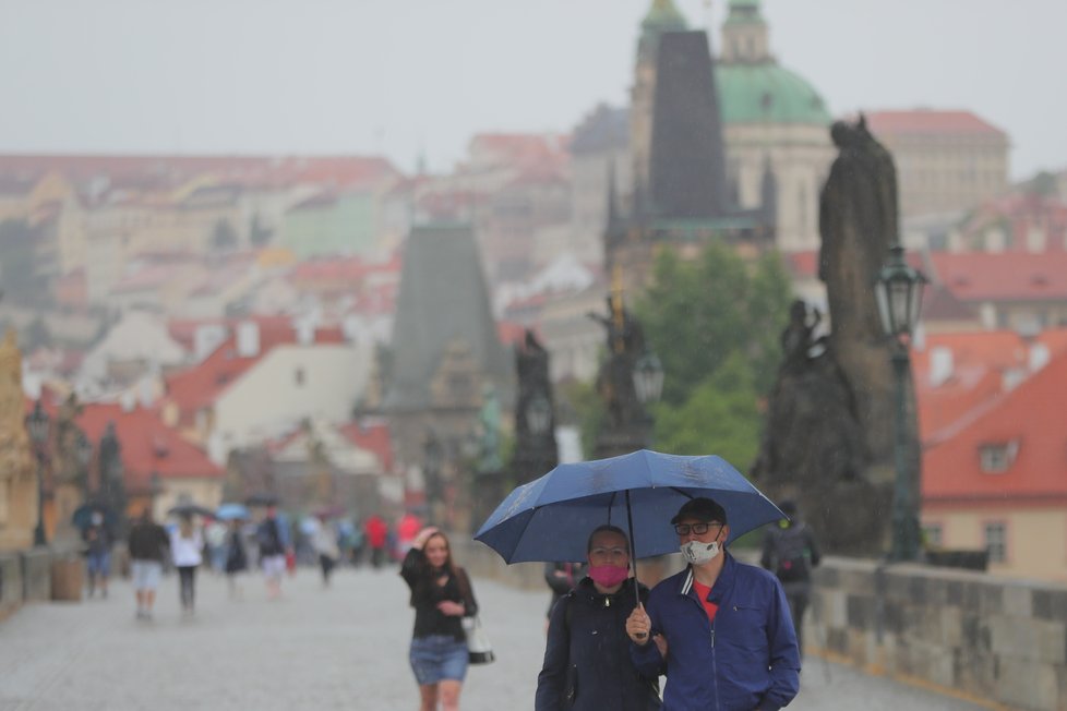 Koronavirus v Česku: Lidé v rouškách vyrazili do ulic Prahy, stihl je déšť (23. 5. 2020)