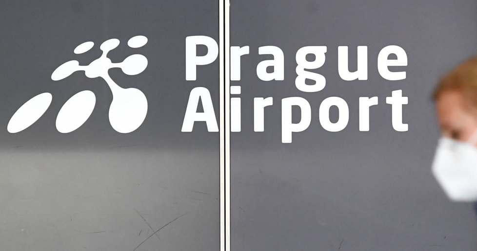 Ačkoliv 1. 7. mohli lidé odložit roušky ve vnitřních prostorách, letiště Václava Havla v Praze stále vyzývá k jejich nošení (1. 7. 2020)