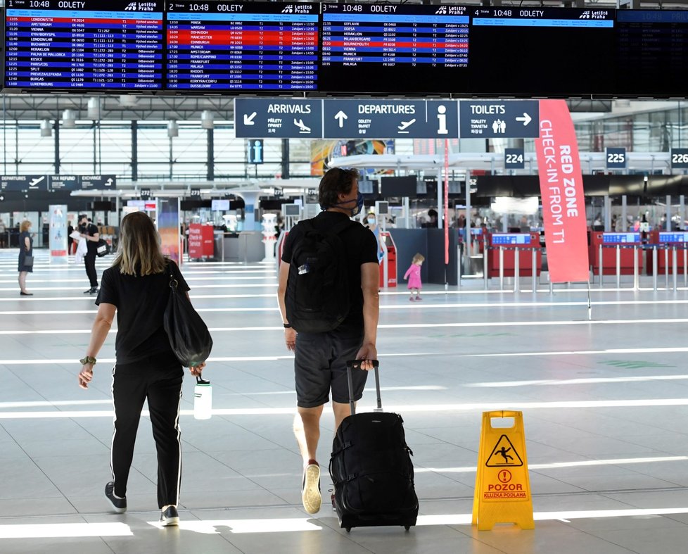 Ačkoliv 1. 7. mohli lidé odložit roušky ve vnitřních prostorech, Letiště Václava Havla v Praze stále vyzývá k jejich nošení (1. 7. 2020).