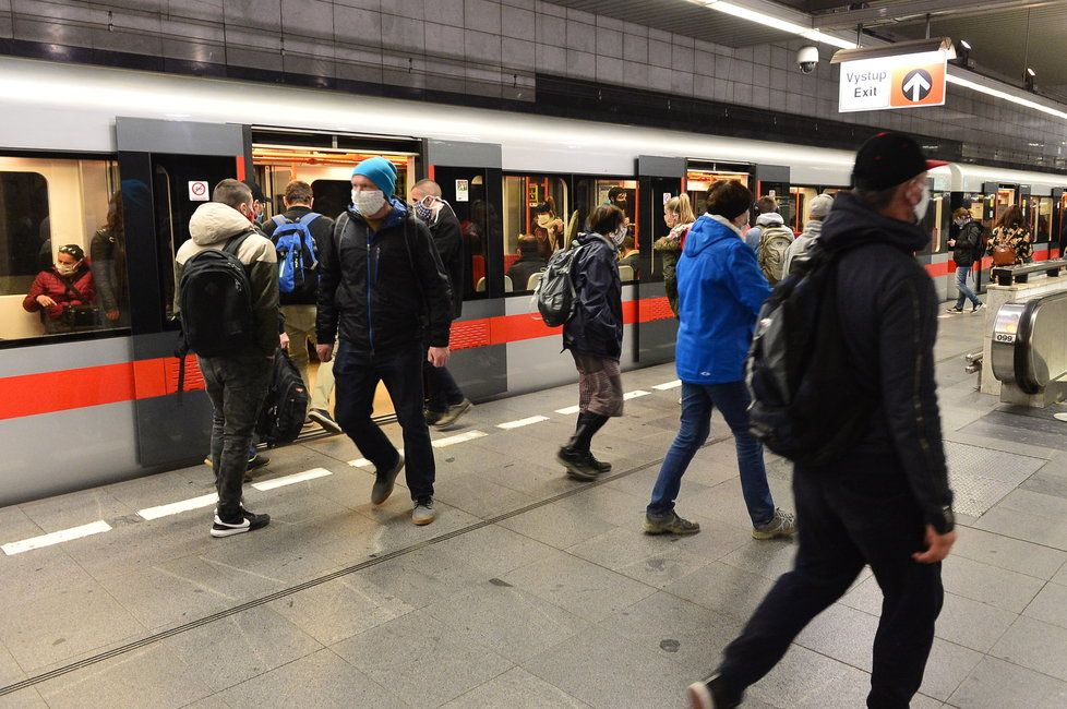 Roušky budou v metru povinné i nadále.