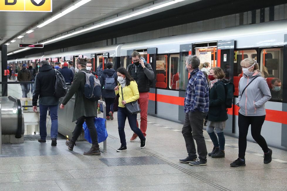 Roušky budou v metru povinné i nadále.