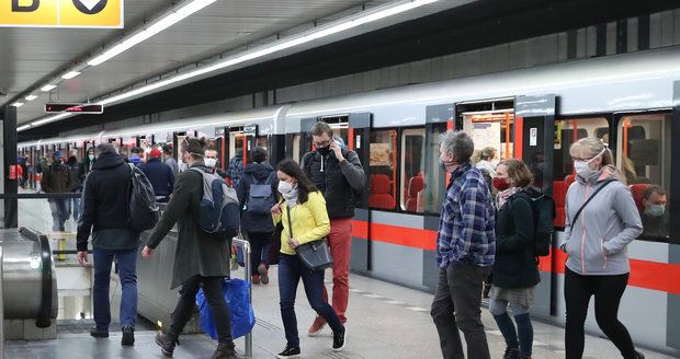 Roušky budou v metru povinné i nadále.