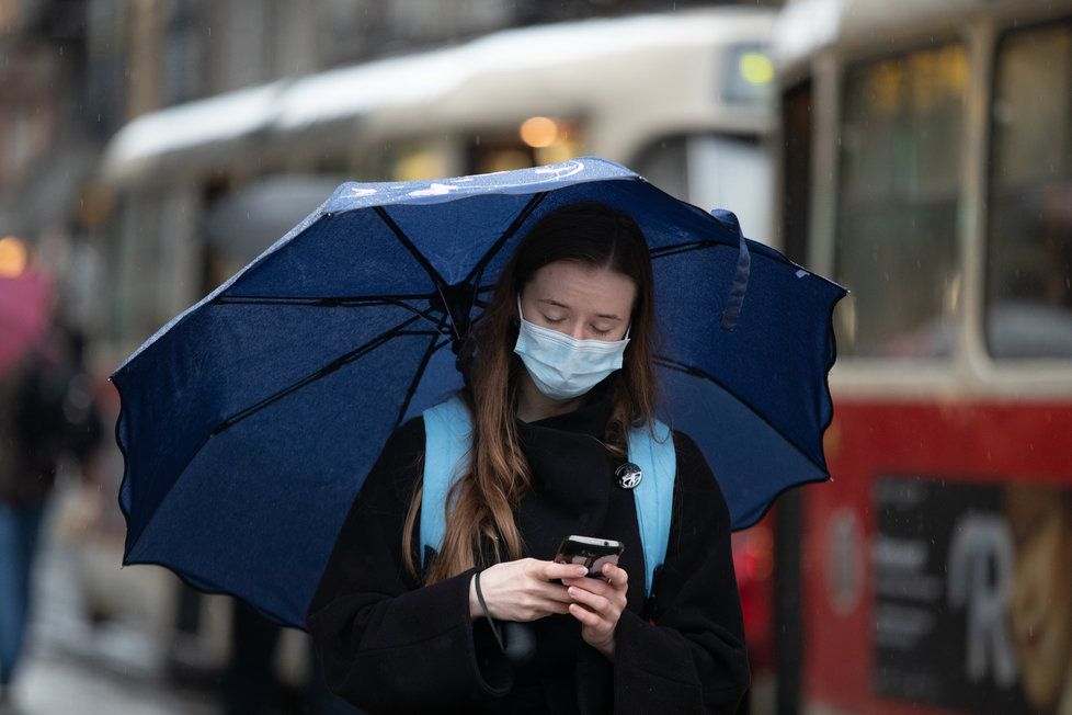 Koronavirus v Praze: Lidé s rouškami a deštníky během deštivého dne (14.10.2020)