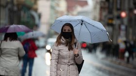 Koronavirus v Praze: Lidé s rouškami a deštníky během deštivého dne (14.10.2020)