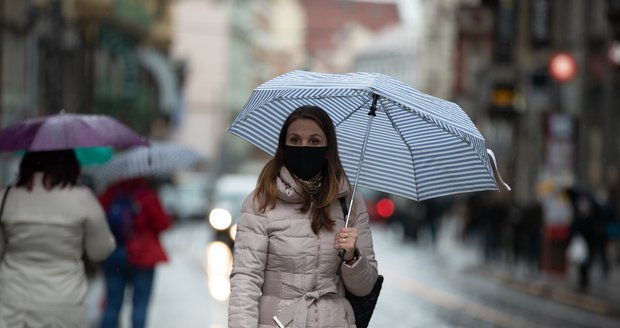 Coronavirus in Prague: People with veils and umbrellas during a rainy day (14.10.2020)