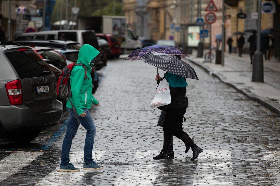 Koronavirus v Praze: Lidé s rouškami a deštníky během deštivého dne (14. 10. 2020)