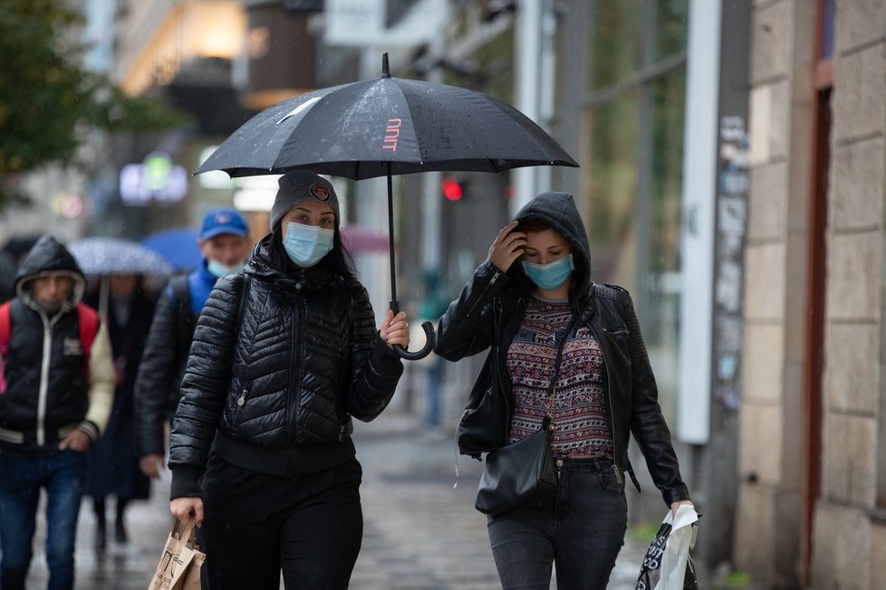 Koronavirus v Praze: Lidé s rouškami a deštníky během deštivého dne (14.10.2020)