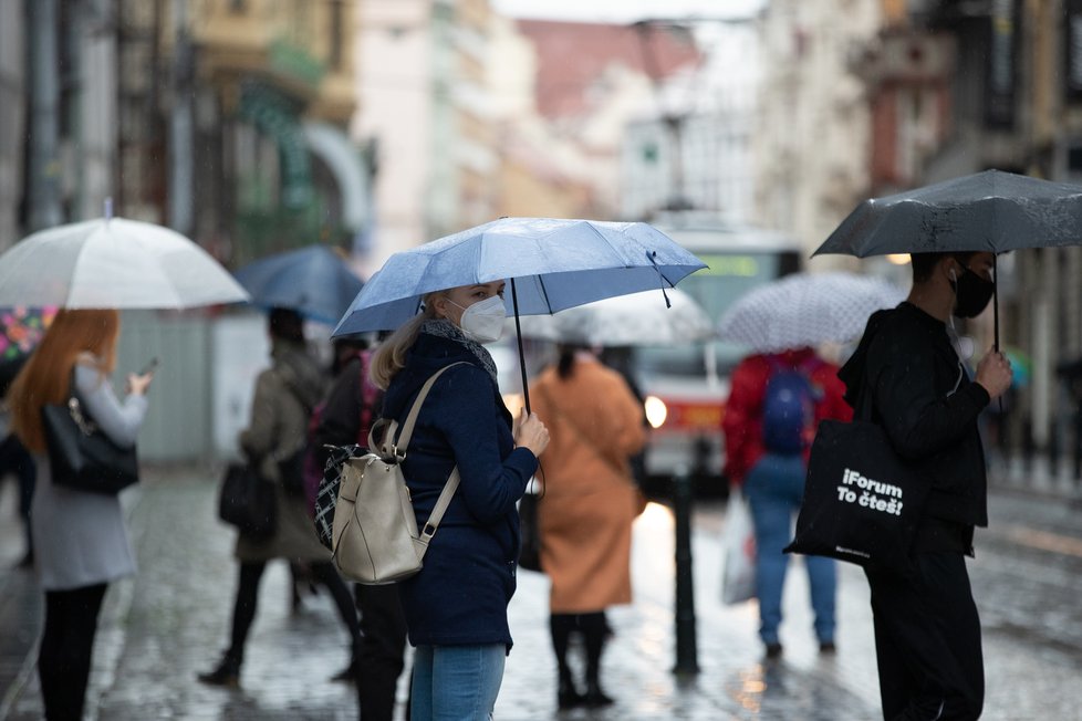 Koronavirus v Praze: Lidé s rouškami a deštníky během deštivého dne (14.10.2020)