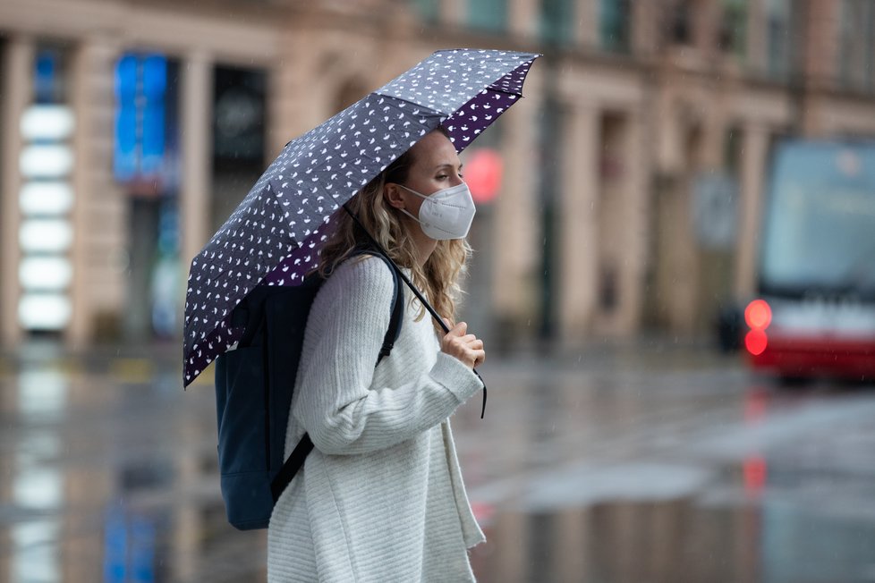 Koronavirus v Praze: Lidé s rouškami a deštníky během deštivého dne (14.10.2020)